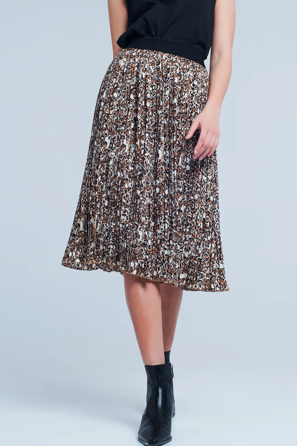 Q2 Pleated midi skirt in leopard