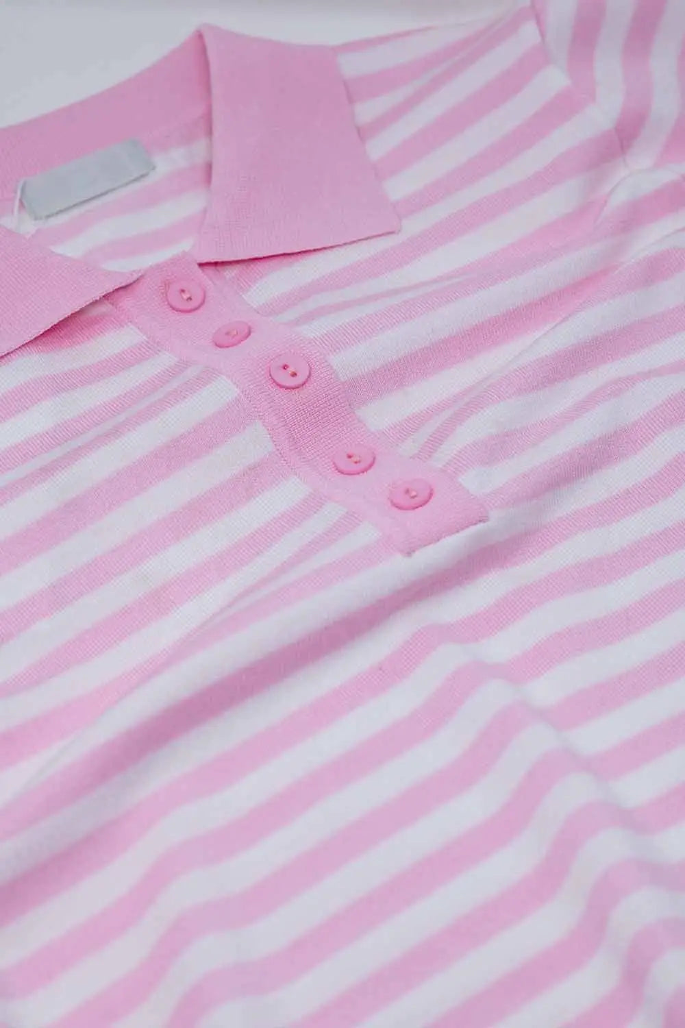 Polo blanc à manches courtes rayures rose pâle et boutons sur le devant - Pulls