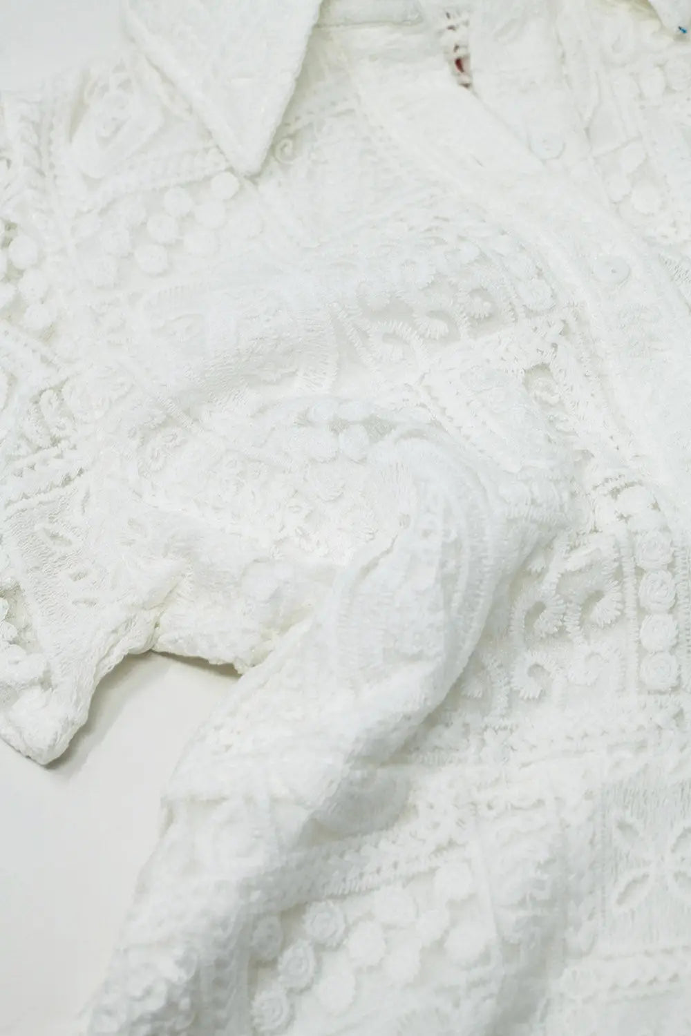 Polo blanc crocheté avec fermeture à boutons - Tee-Shirt