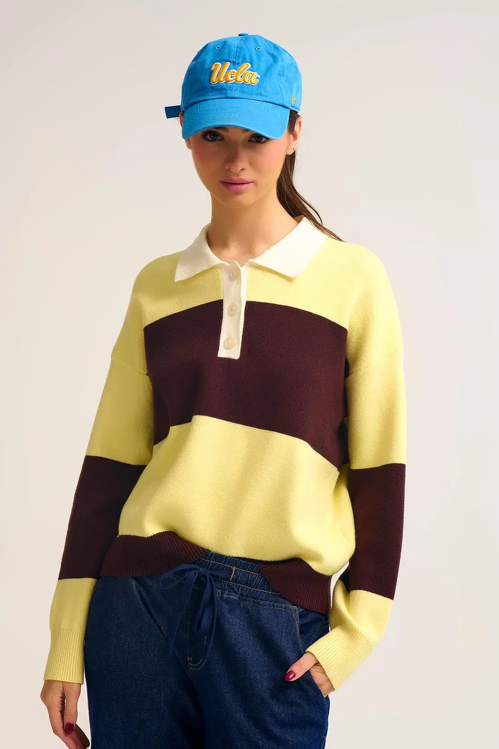 Q2 Polo en tricot jaune à rayures brunes