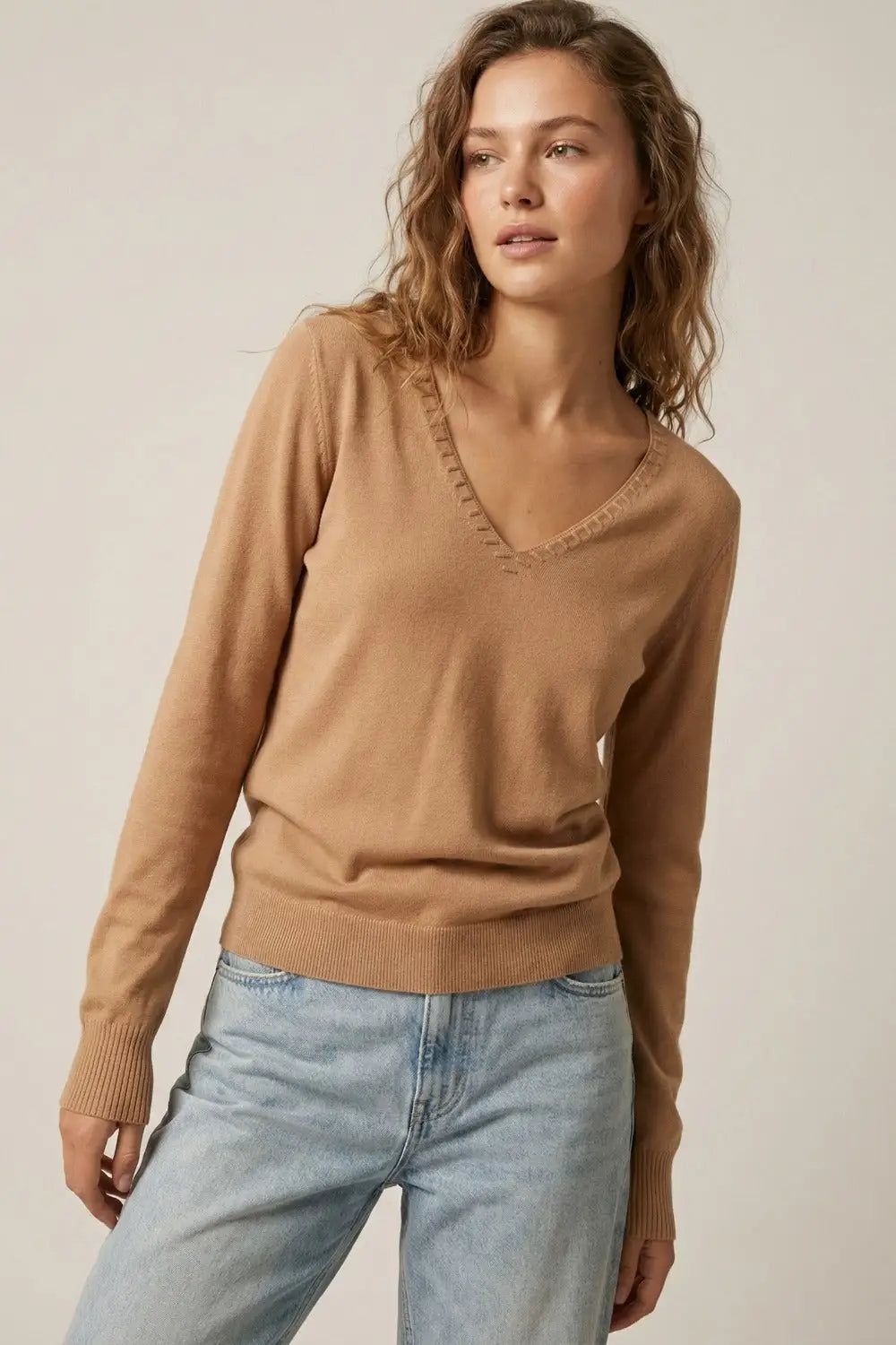 Pull à col en V en maille fine avec encolure décorative en couleur camel - One Size / marron