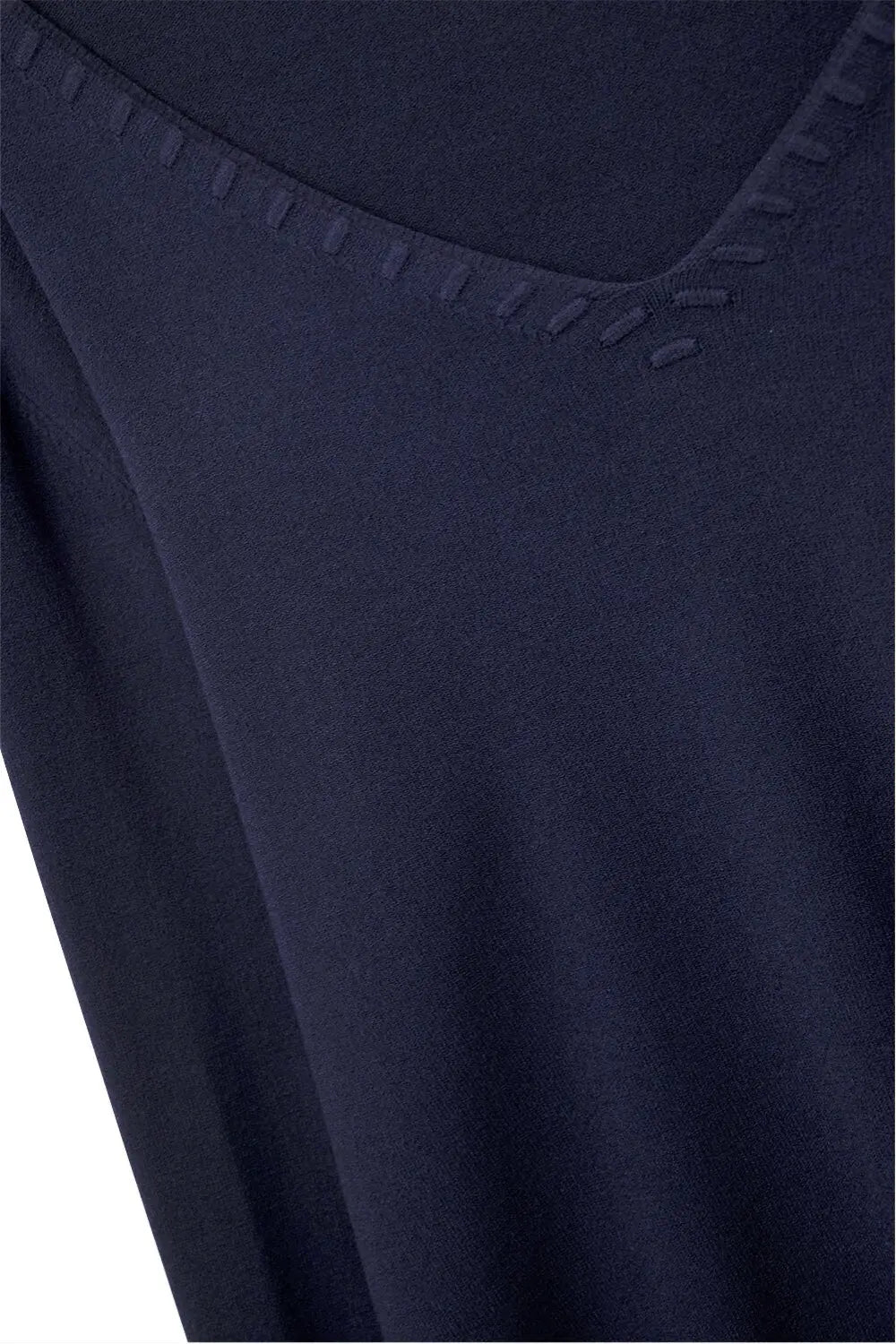 Pull à col en V en maille fine avec encolure décorative en couleur marine - One Size / bleu
