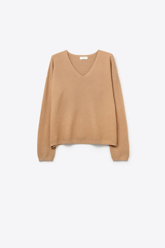 Q2 Pull à col en V en tricot fin camel avec texture linéaire subtile