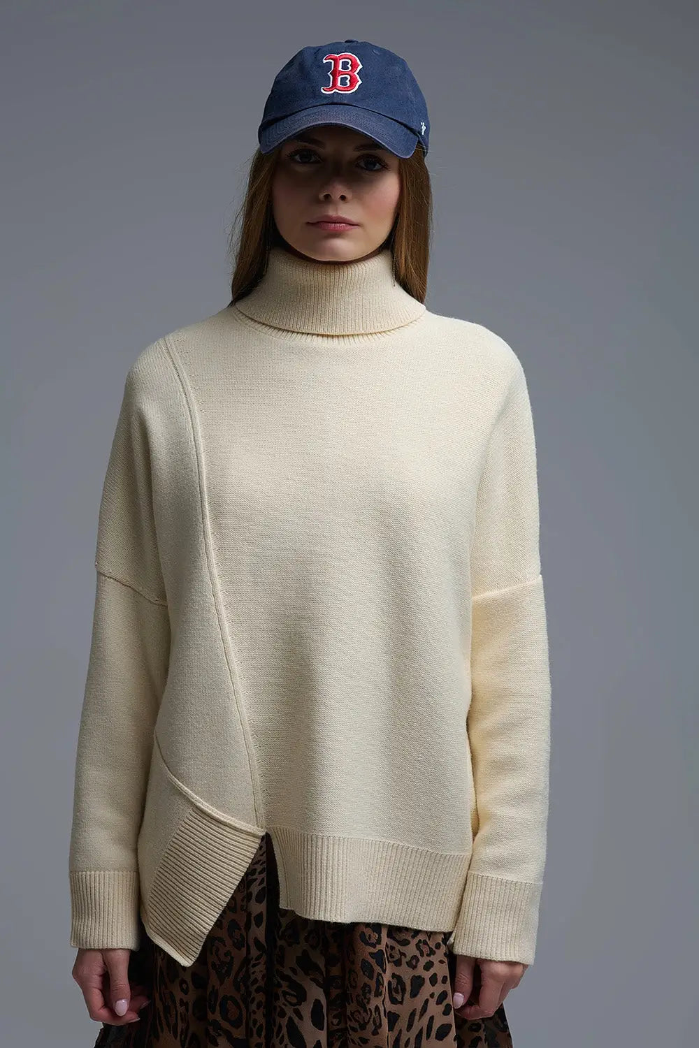 Q2 Pull à col roulé asymétrique en tricot doux beige
