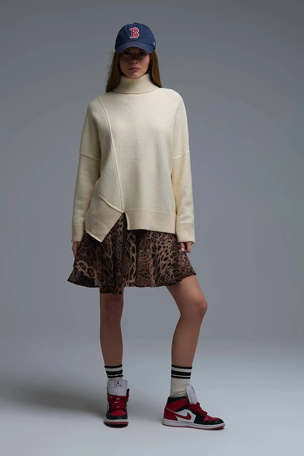 Pull à col roulé asymétrique en tricot doux beige - Pulls