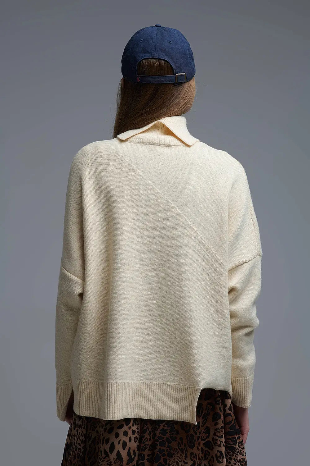 Pull à col roulé asymétrique en tricot doux beige - Pulls