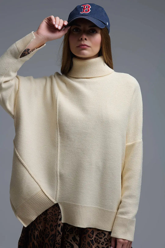 Pull à col roulé asymétrique en tricot doux beige - Pulls