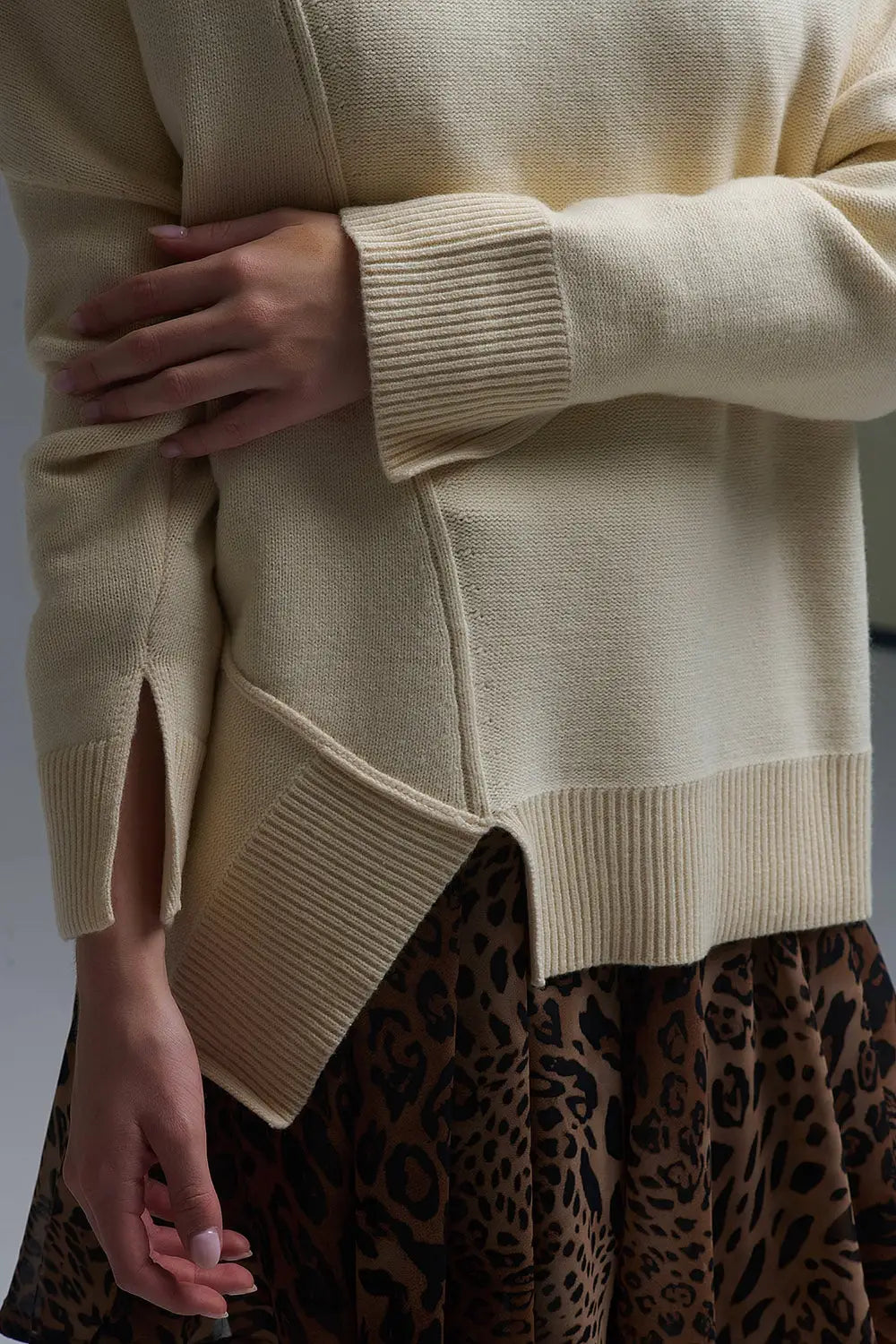 Pull à col roulé asymétrique en tricot doux beige - Pulls