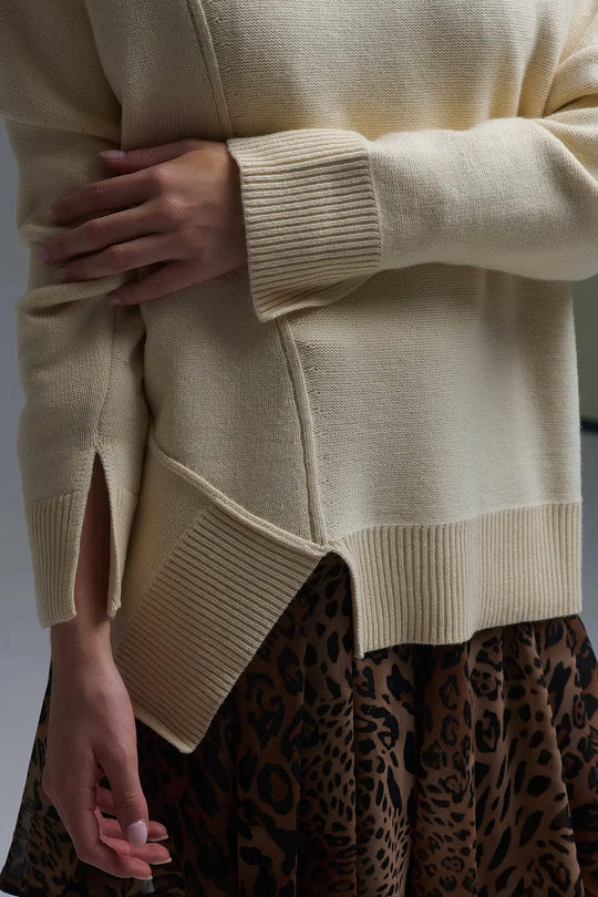 Pull à col roulé asymétrique en tricot doux beige - Pulls
