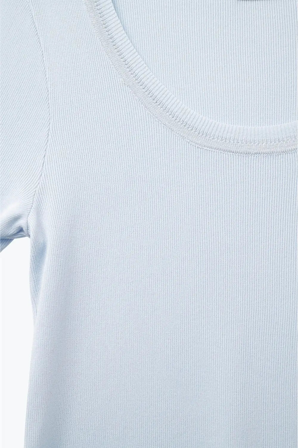 Pull à manches courtes en bleu ciel avec couture argentée au niveau du col rond - One Size / bleu