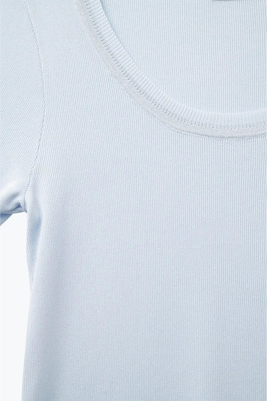 Pull à manches courtes en bleu ciel avec couture argentée au niveau du col rond - One Size / bleu