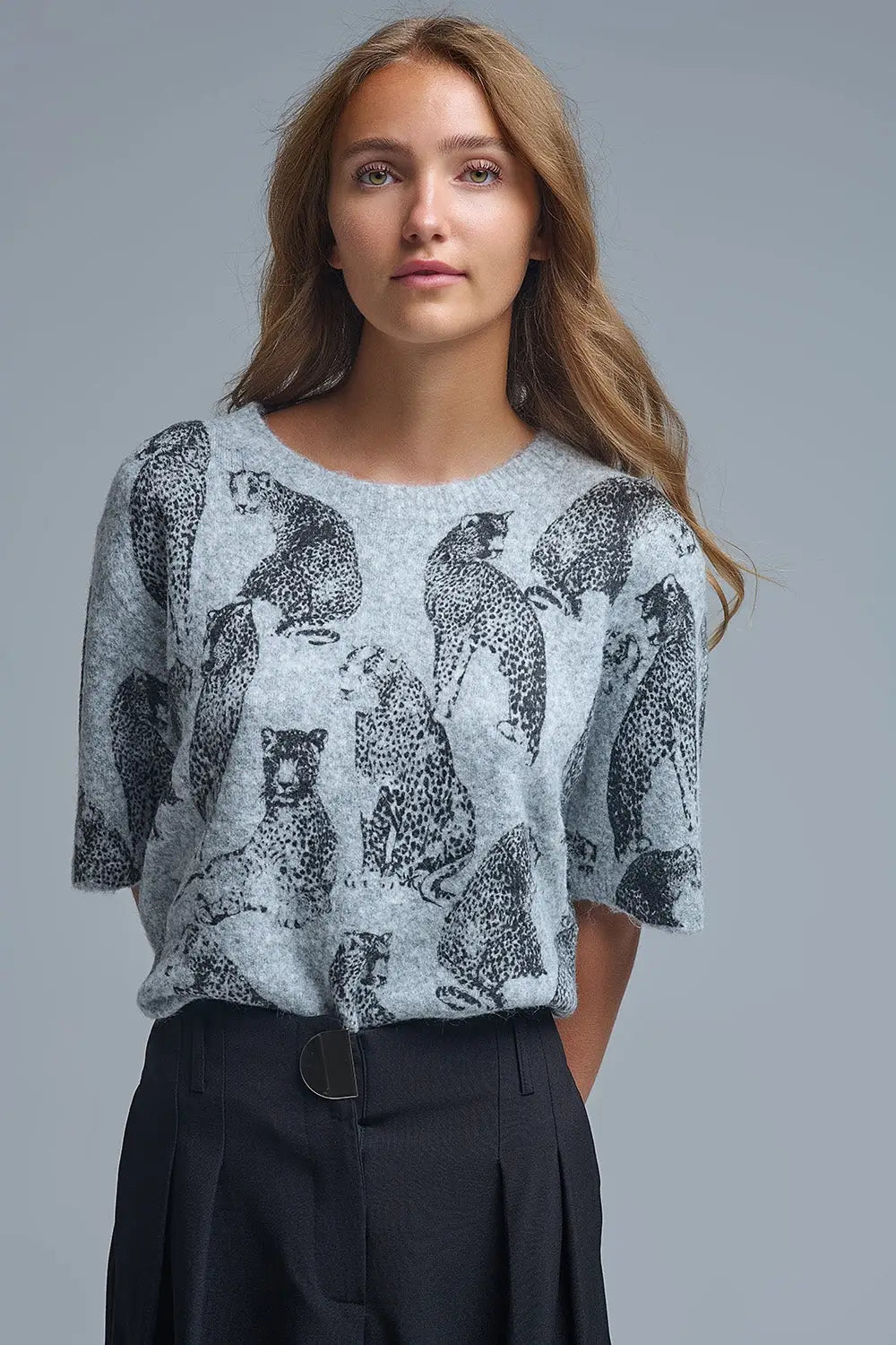 Q2 Pull à manches courtes en tricot doux gris à imprimé animalier