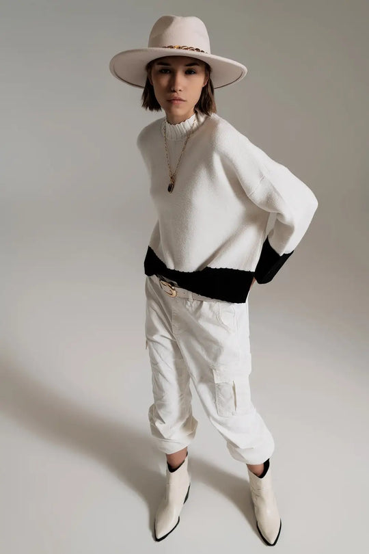 pull blanc avec des poignets et un ourlet côtelés noirs - Pulls