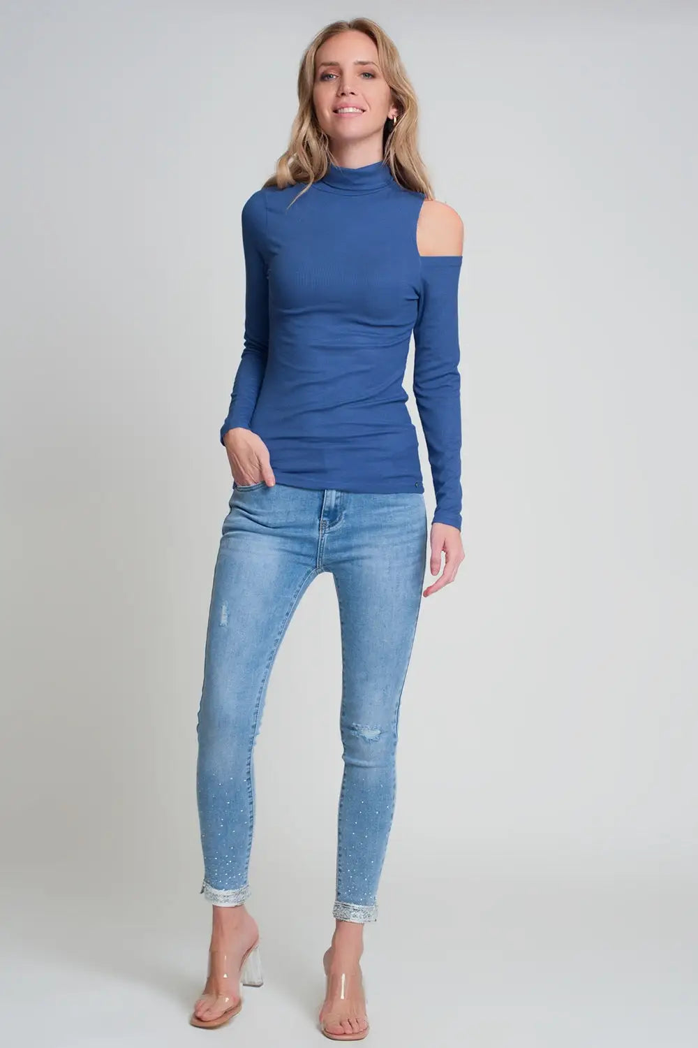 Pull bleu avec une épaule ouverte et un col montant - Pulls