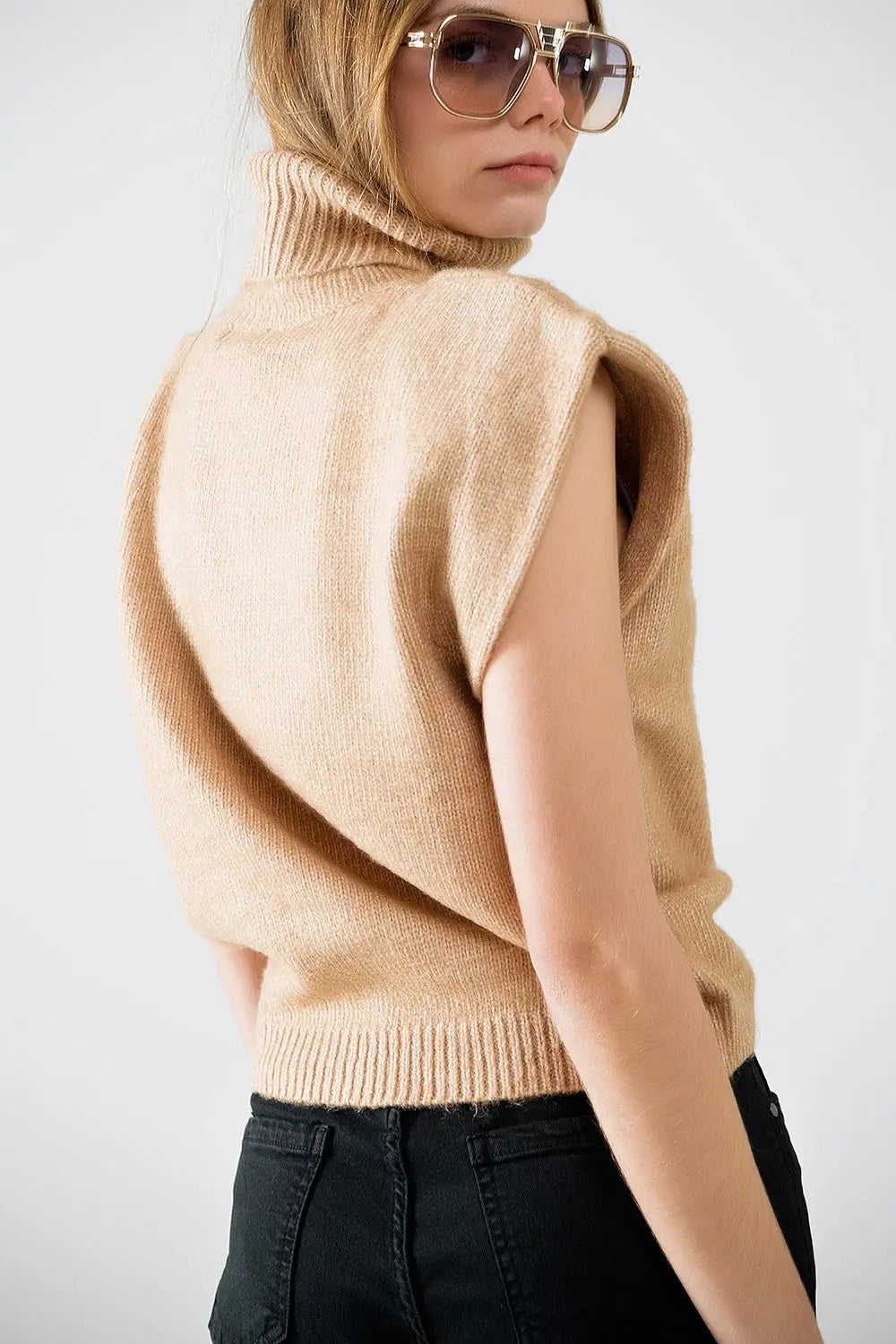 Pull douillet sans manches à col roulé en camel - Pulls