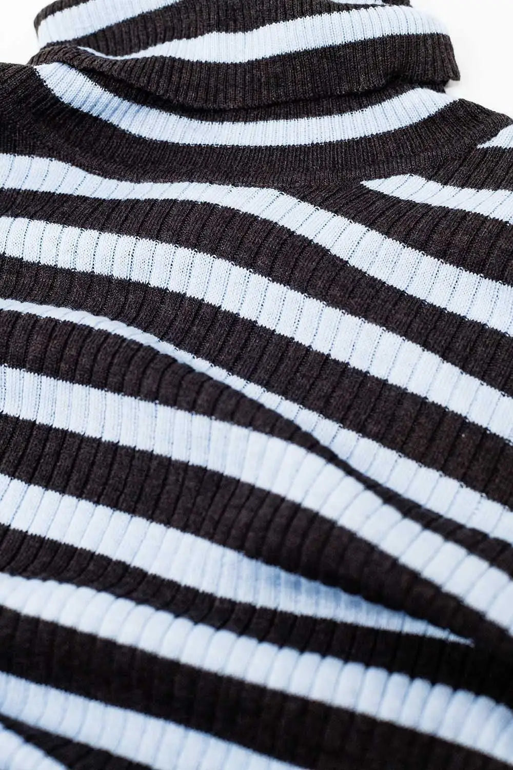 Pull en laine finement tricoté avec des rayures bleues et marron - Pulls