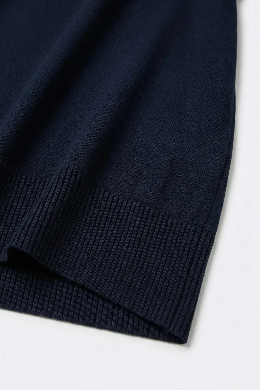 Pull en maille fine à manches courtes et col en V bleu marine - One Size / bleu