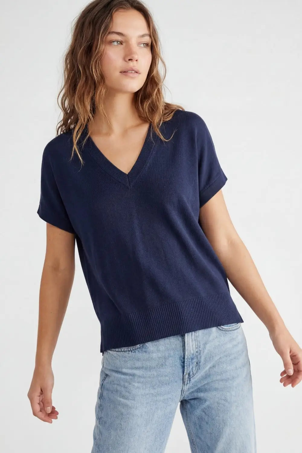 Pull en maille fine à manches courtes et col en V bleu marine - One Size / bleu