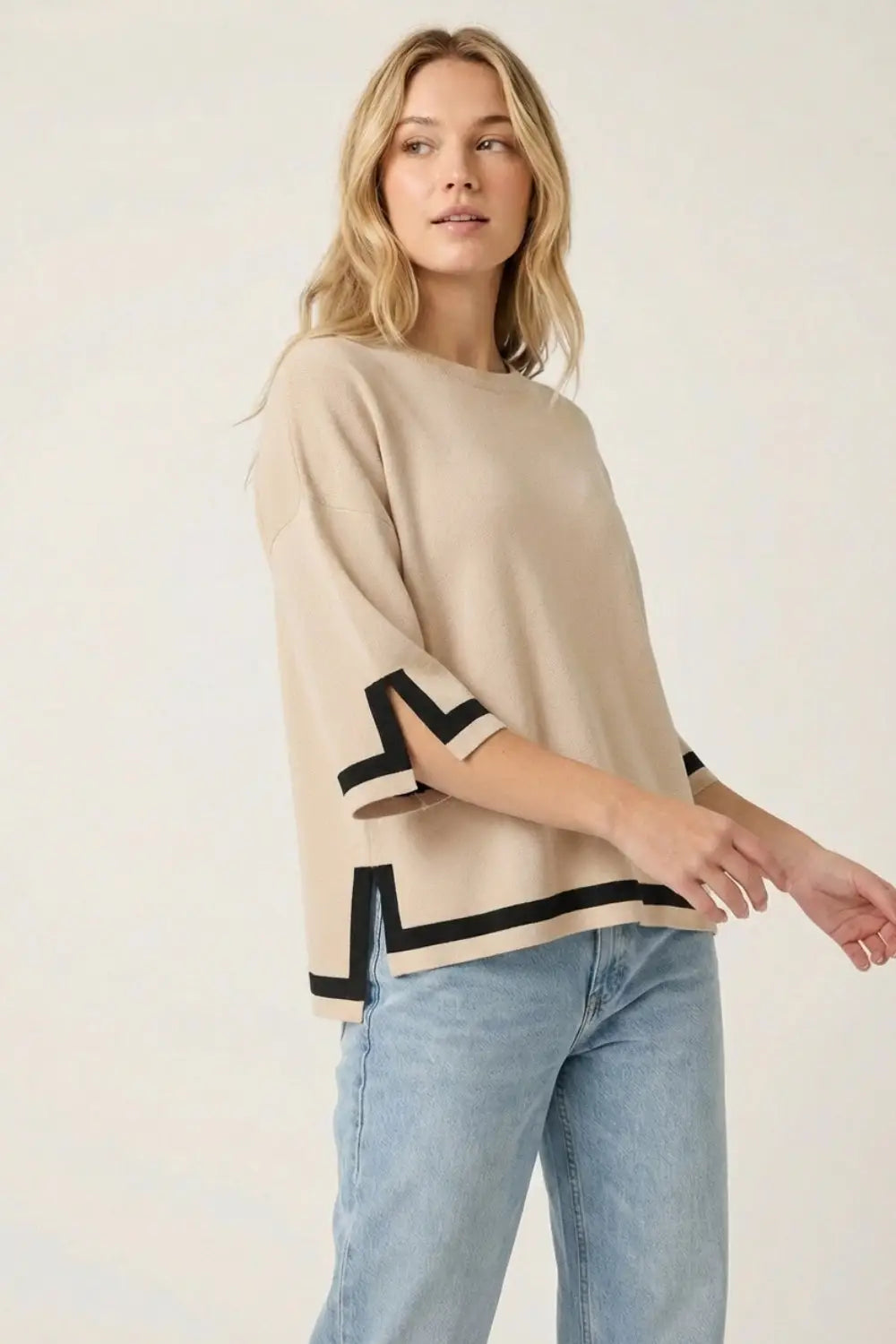 Pull en maille fine beige avec rayures contrastées en noir et manches 3/4 - One Size / beige