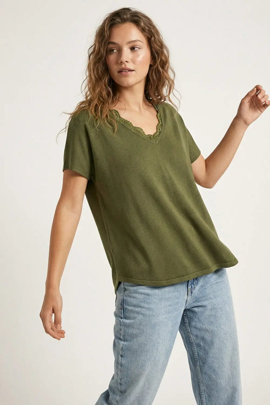 Pull en maille fine et douce avec col en V et bordures en dentelle en kaki - One Size / vert
