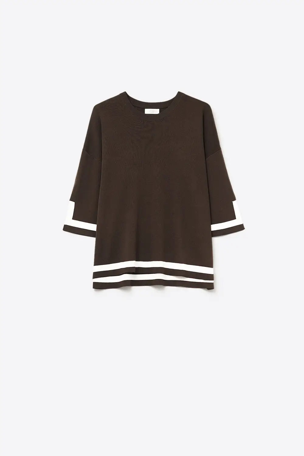 Q2 Pull en maille fine marron avec rayures contrastées en blanc et manches 3/4