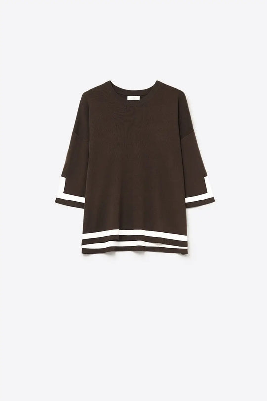 Q2 Pull en maille fine marron avec rayures contrastées en blanc et manches 3/4