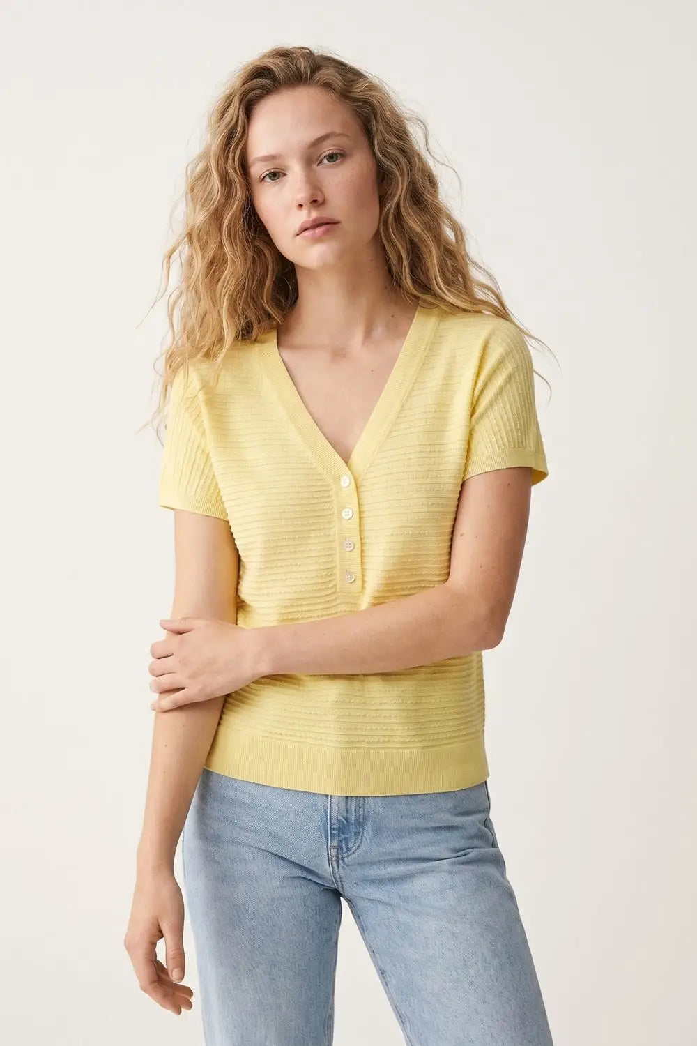 Pull en maille texturée jaune à col en V avec boutons - One Size / jaune - Pulls