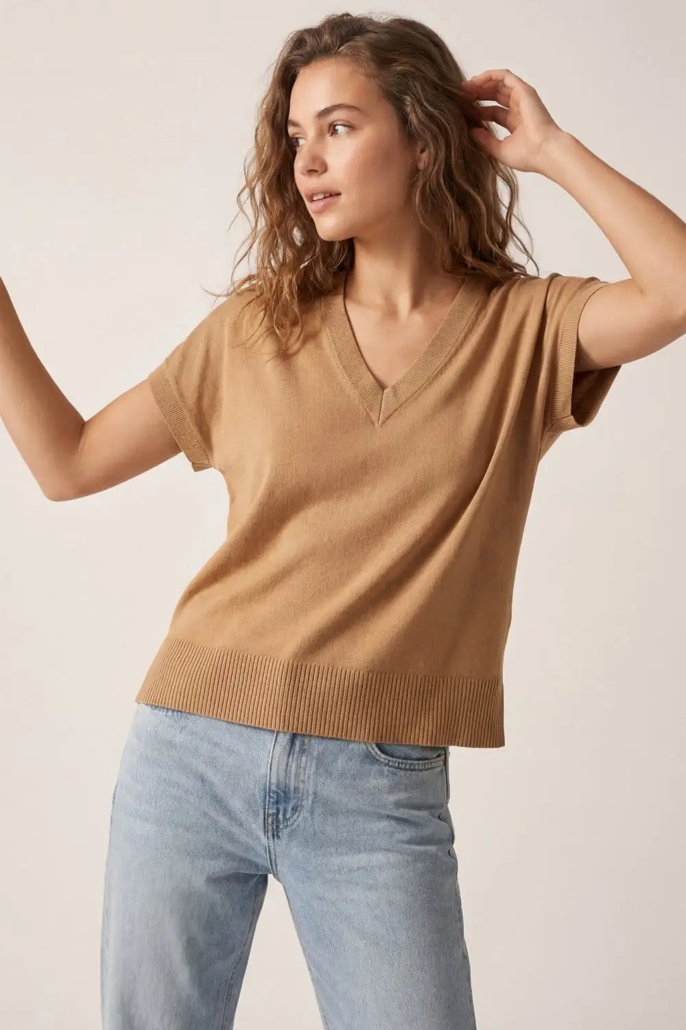 Pull en tricot fin et léger avec col en V large en camel - One Size / marron