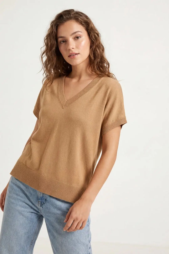 Pull en tricot fin et léger avec col en V large en camel - One Size / marron