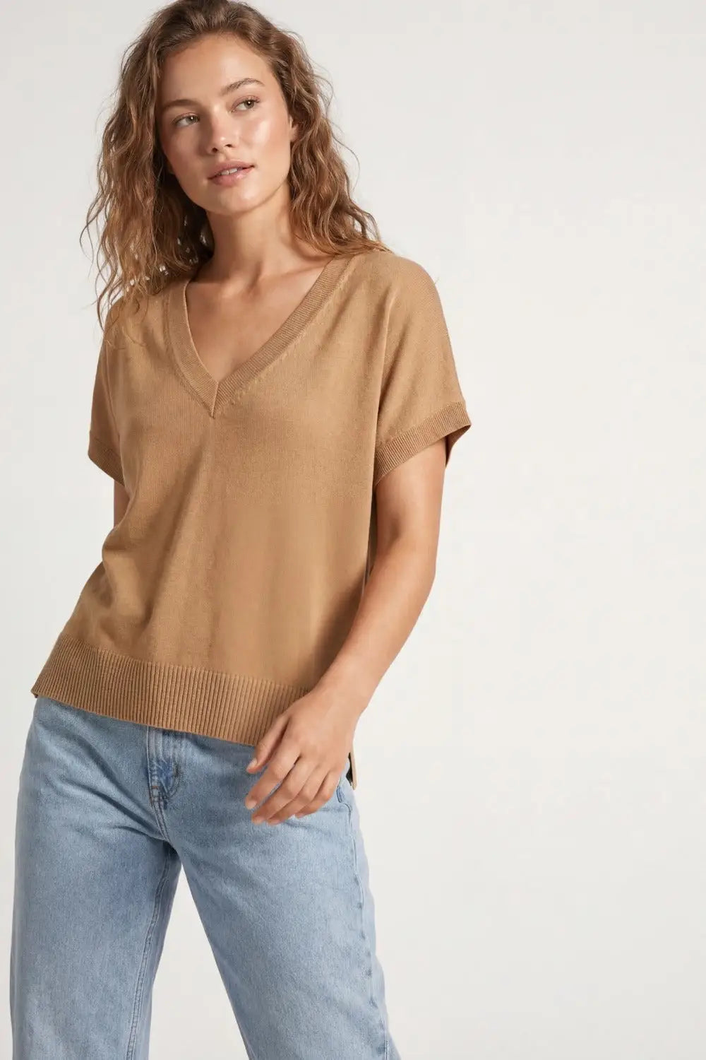 Pull en tricot fin et léger avec col en V large en camel - One Size / marron