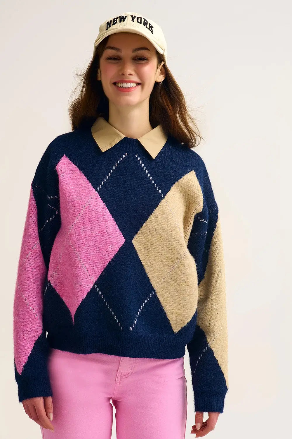 Q2 Pull en tricot losange marine avec blocs de couleur contrastés rose et beige