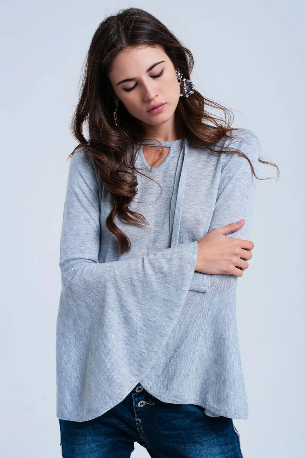 Q2 Pull gris avec manches cloche