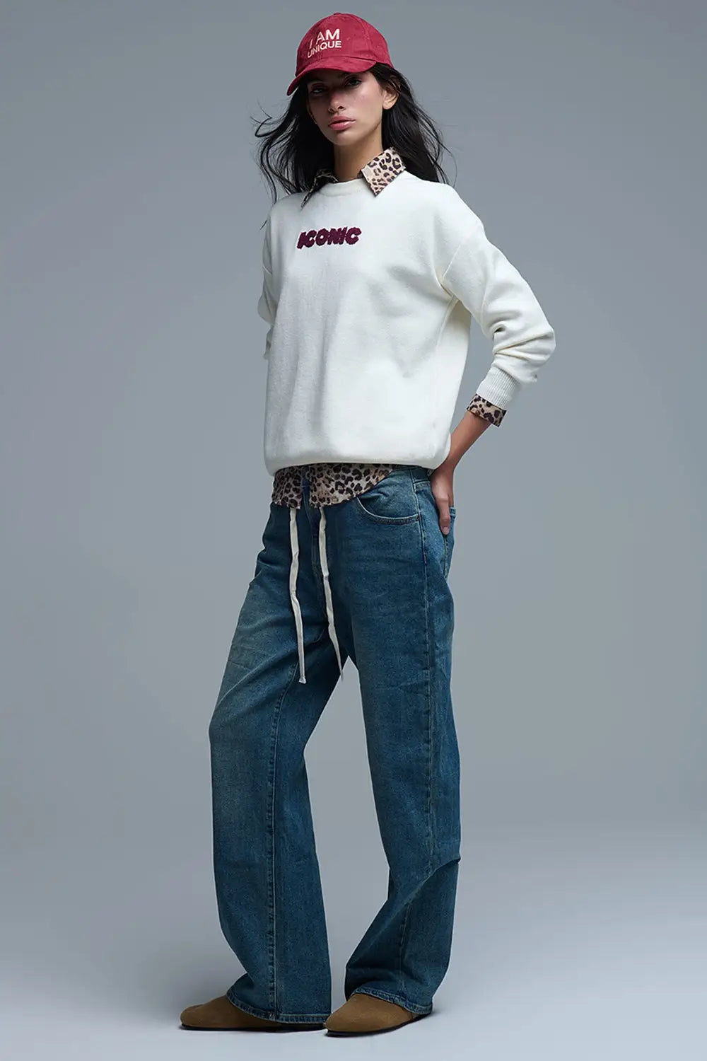 Pull ICONIC brodé avec imprimé Global Tour dans le dos en crème - One Size / blanc - Pulls