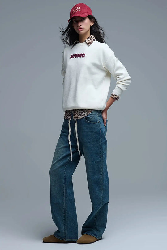 Pull ICONIC brodé avec imprimé Global Tour dans le dos en crème - One Size / blanc - Pulls