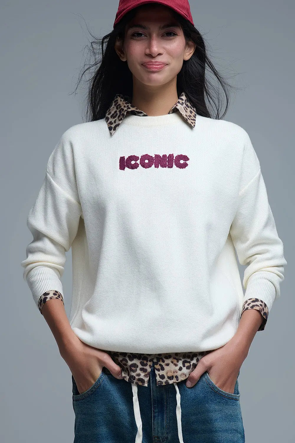 Q2 Pull ICONIC brodé avec imprimé Global Tour dans le dos en crème