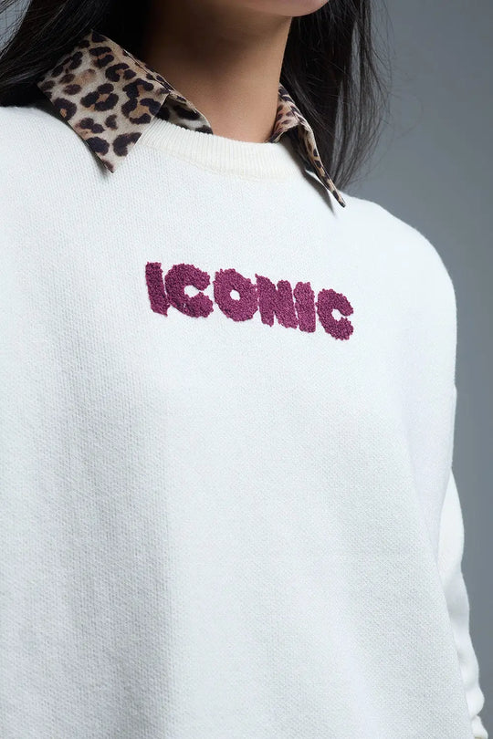 Pull ICONIC brodé avec imprimé Global Tour dans le dos en crème - One Size / blanc - Pulls