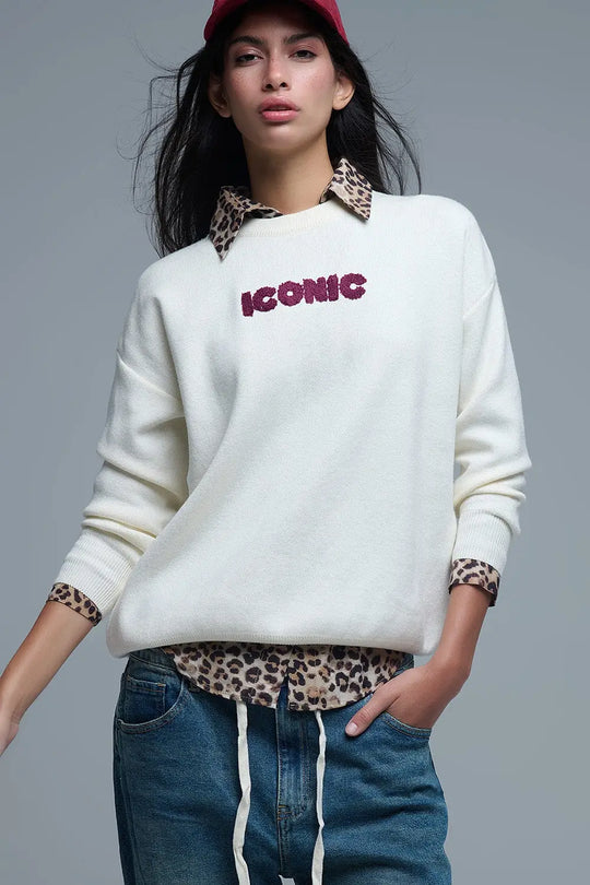 Pull ICONIC brodé avec imprimé Global Tour dans le dos en crème - One Size / blanc - Pulls