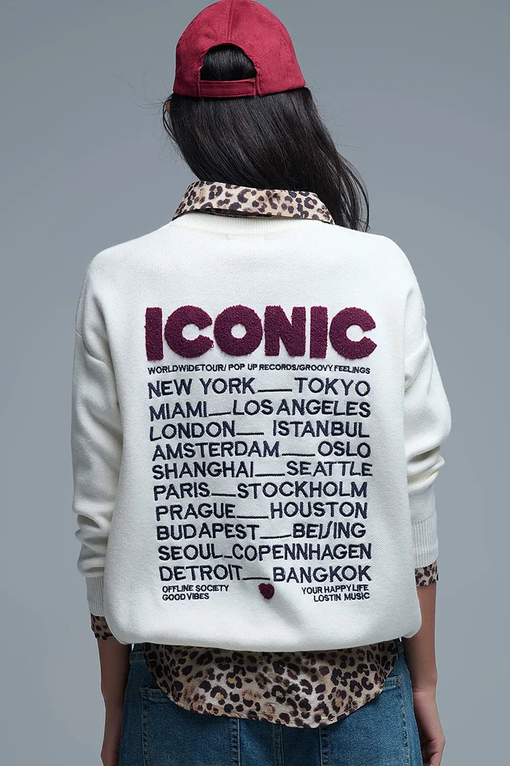 Pull ICONIC brodé avec imprimé Global Tour dans le dos en crème - One Size / blanc - Pulls