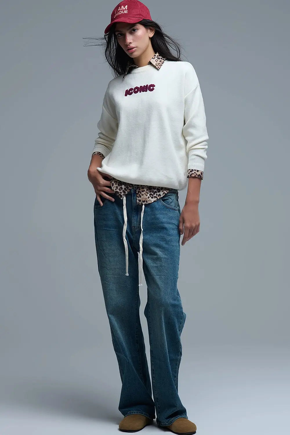 Pull ICONIC brodé avec imprimé Global Tour dans le dos en crème - One Size / blanc - Pulls