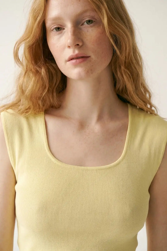 pull léger en tricot côtelé à encolure dégagée jaune - One Size / jaune