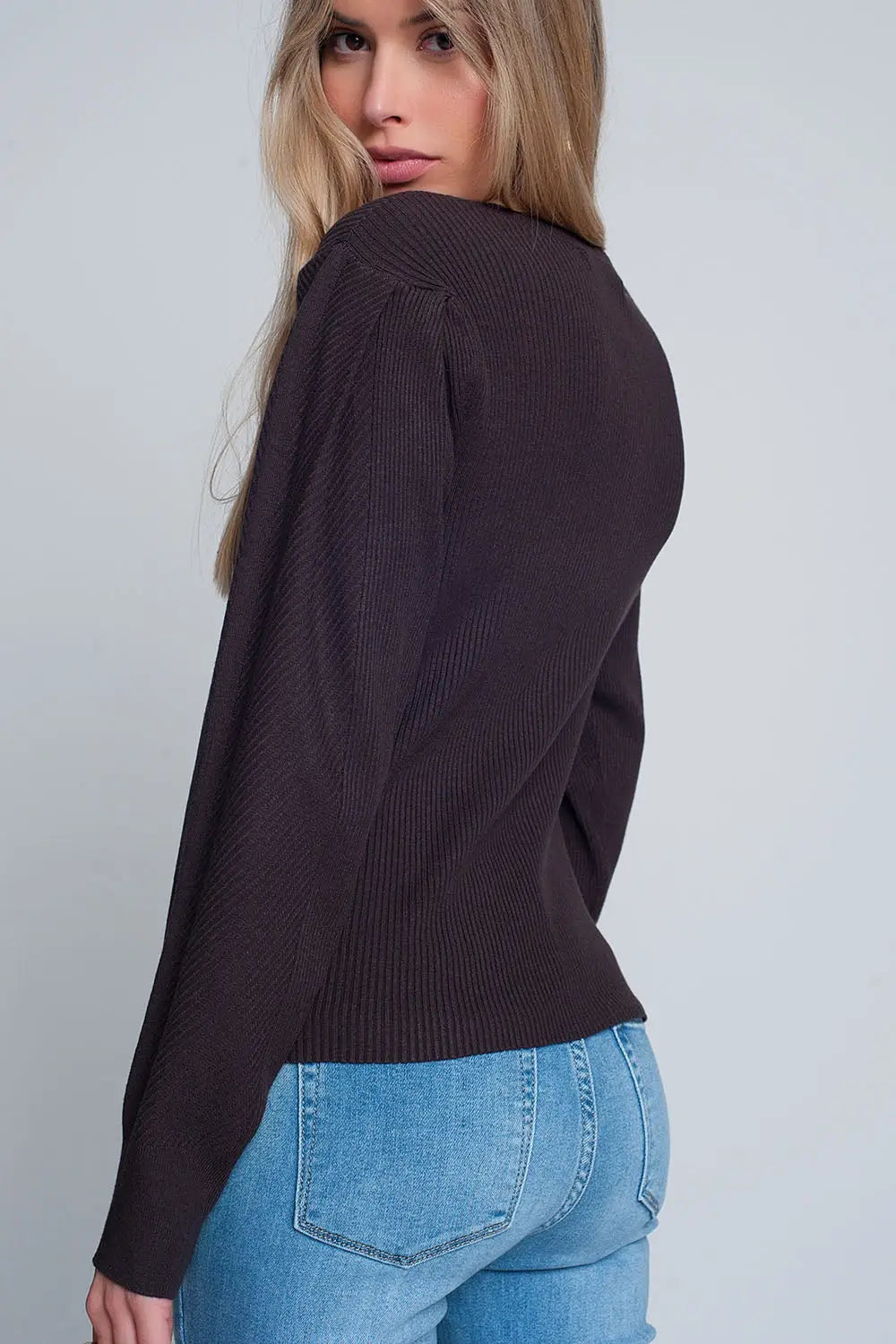 Pull marron à manches longues et à volants aux épaules - Pulls