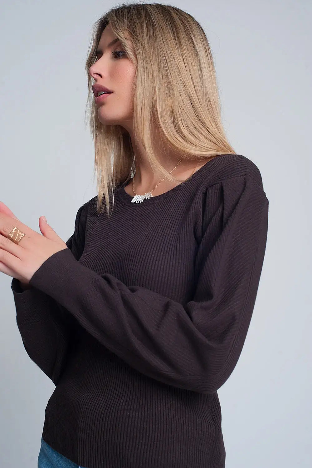 Pull marron à manches longues et à volants aux épaules - Pulls