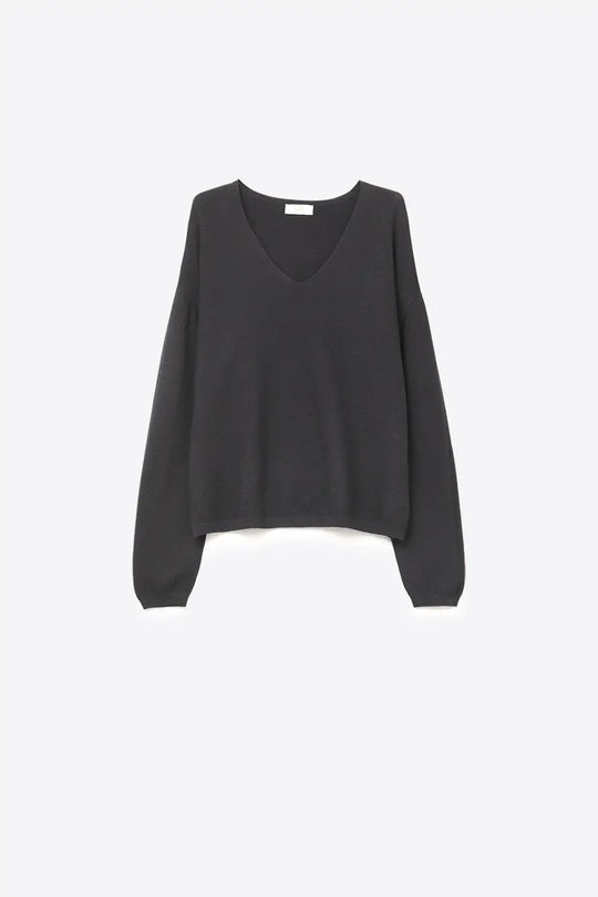 Q2 Pull noir à col en V en maille fine et texture linéaire subtile