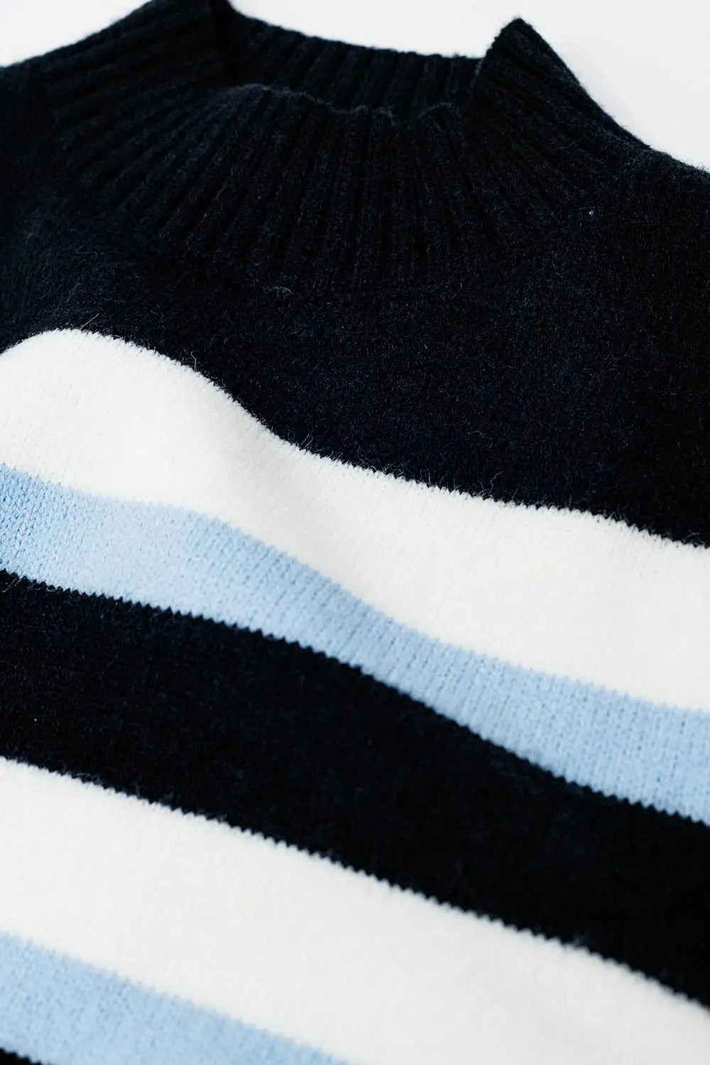 Pull noir à rayures bleues et blanches et col montant - Pulls