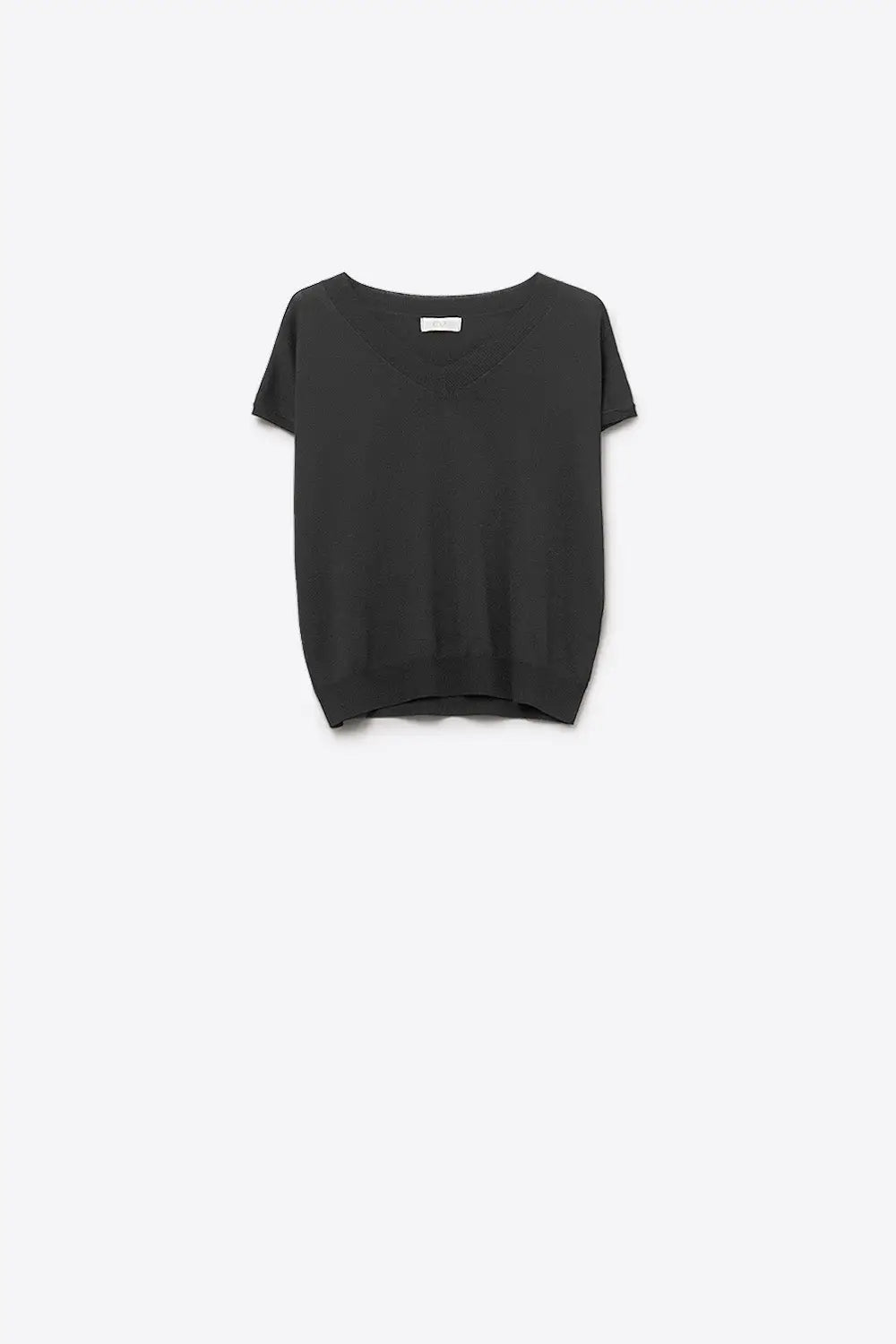 Q2 Pull noir en maille légère à col en V et manches courtes