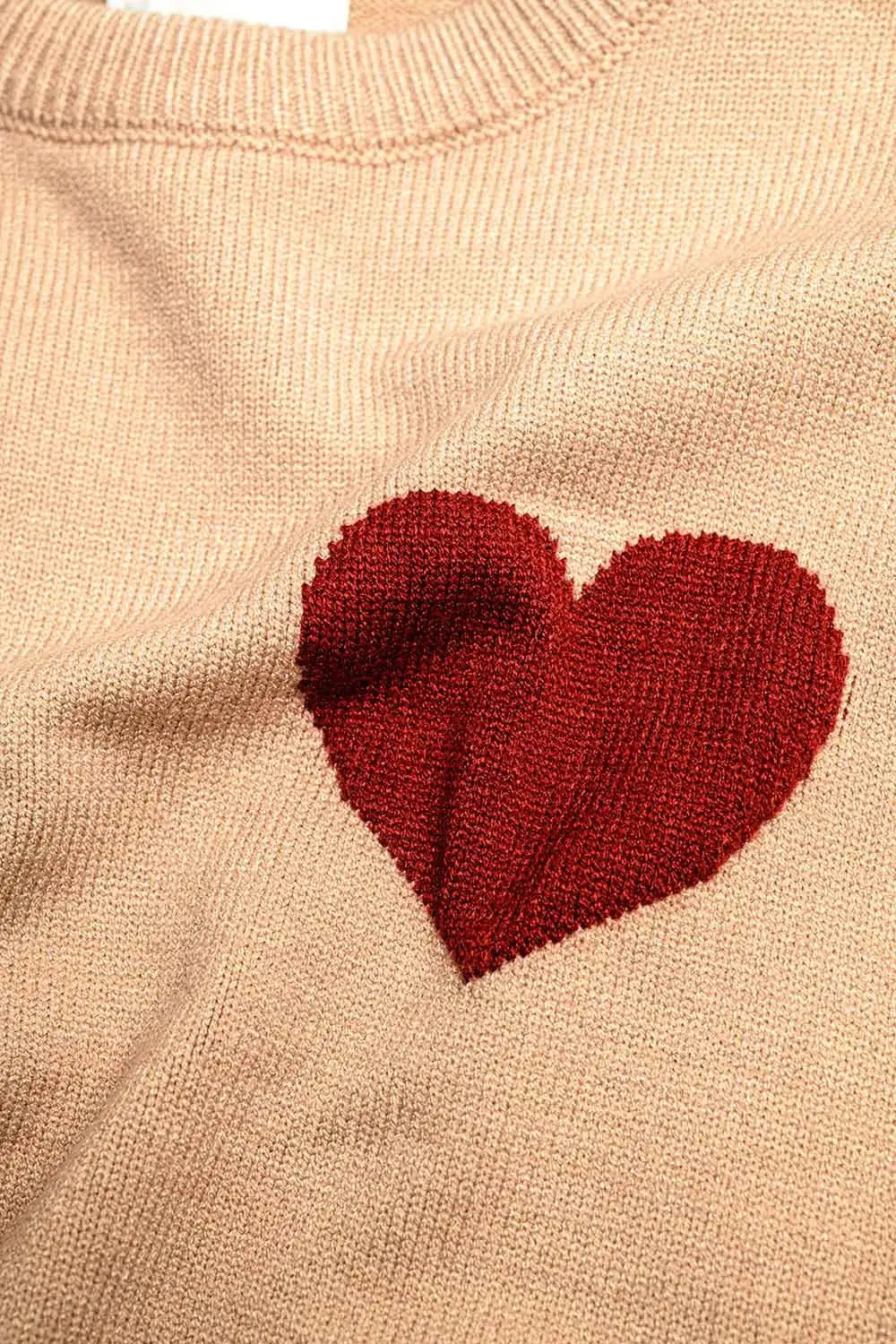 Pull-over beige avec détails en forme de cœur rouge - Pulls