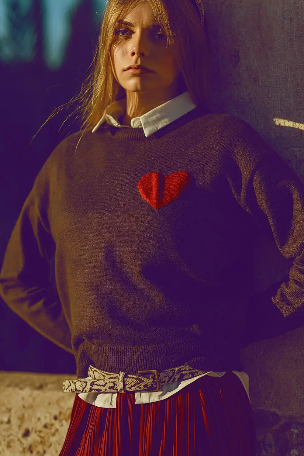 pull-over gris carbone avec détails en forme de cœur rouge - Pulls