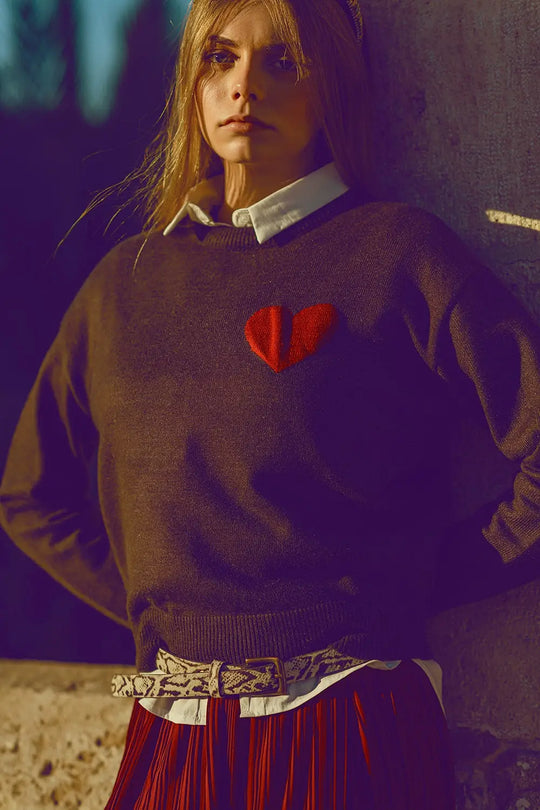 pull-over gris carbone avec détails en forme de cœur rouge - Pulls