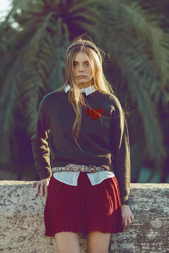 pull-over gris carbone avec détails en forme de cœur rouge - Pulls