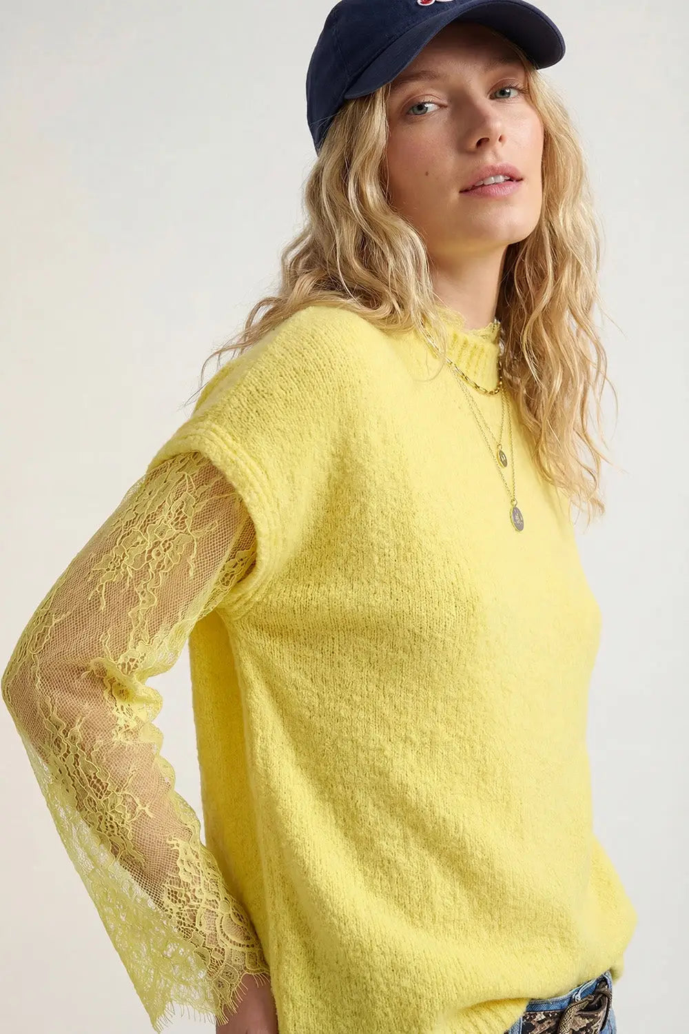 Q2 Pull sans manches en tricot doux avec doublure en dentelle de couleur jaune